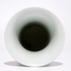 A Chinese blue and white gu vase in the Transitional style, 19/20th C. — 照片 5