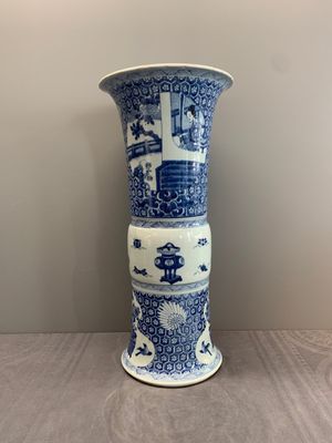 A Chinese blue and white 'gu' vase with a lady and antiquities, Kangxi — photo 4