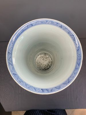A Chinese blue and white 'gu' vase with a lady and antiquities, Kangxi — photo 5