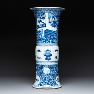 A Chinese blue and white 'gu' vase with a lady and antiquities, Kangxi — photo 3