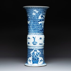 A Chinese blue and white 'gu' vase with a lady and antiquities, Kangxi — photo 4