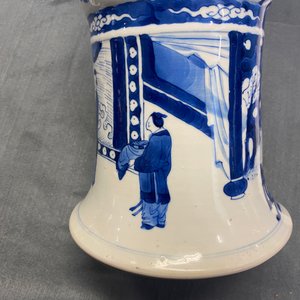 A Chinese blue and white 'gu' vase with figurative design, Kangxi — photo 13