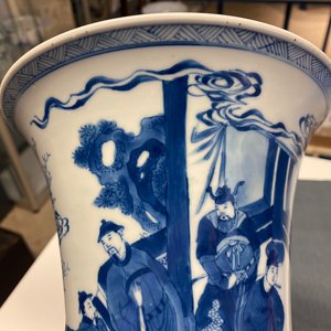 A Chinese blue and white 'gu' vase with figurative design, Kangxi — 照片 11