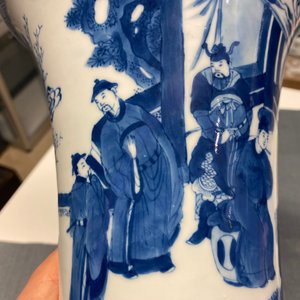 A Chinese blue and white 'gu' vase with figurative design, Kangxi — 照片 12