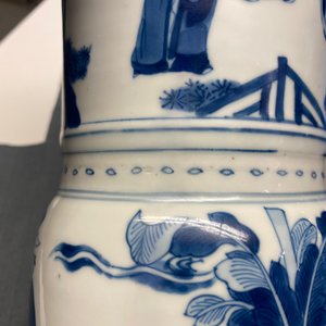 A Chinese blue and white 'gu' vase with figurative design, Kangxi — 照片 14