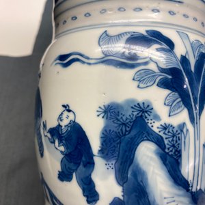 A Chinese blue and white 'gu' vase with figurative design, Kangxi — 照片 15
