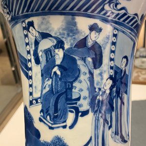 A Chinese blue and white 'gu' vase with figurative design, Kangxi — 照片 24
