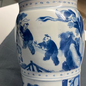 A Chinese blue and white 'gu' vase with figurative design, Kangxi — 照片 27