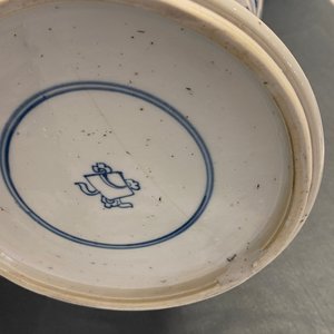 A Chinese blue and white 'gu' vase with figurative design, Kangxi — 照片 32