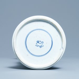 A Chinese blue and white 'gu' vase with figurative design, Kangxi — 照片 5