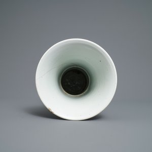 A Chinese blue and white gu vase with figurative design, Kangxi — 照片 6