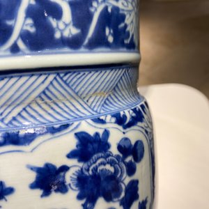 A Chinese blue and white 'gu' vase with floral and lanscape panels, Kangxi — 照片 15