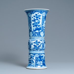 A Chinese blue and white 'gu' vase with floral and lanscape panels, Kangxi — 照片 2