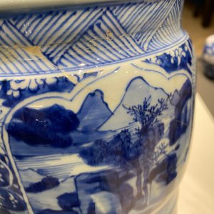 A Chinese blue and white 'gu' vase with floral and lanscape panels, Kangxi — 照片 24