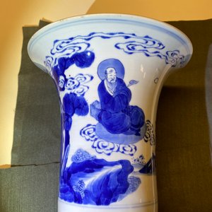 A Chinese blue and white 'gu' vase with immortals, Kangxi — 照片 7