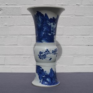 A Chinese blue and white 'gu' vase with landscape design, Kangxi mark and of the period — 照片 7