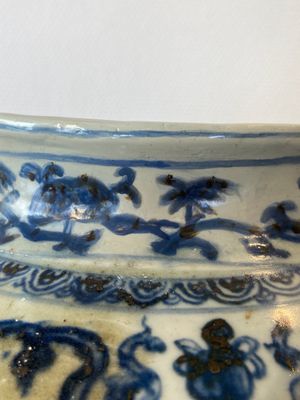 A Chinese blue and white 'guan' jar with lotus scrolls, Ming — photo 4