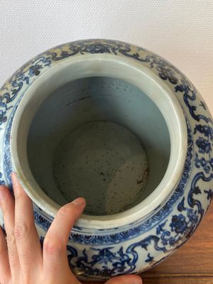 A Chinese blue and white 'guan' jar with lotus scrolls, Ming — photo 6