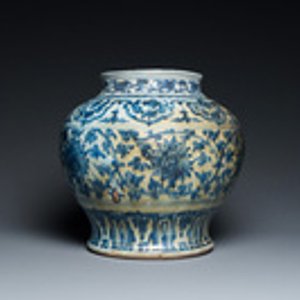 A Chinese blue and white 'guan' jar with lotus scrolls, Ming — photo 2