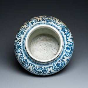 A Chinese blue and white 'guan' jar with lotus scrolls, Ming — photo 5
