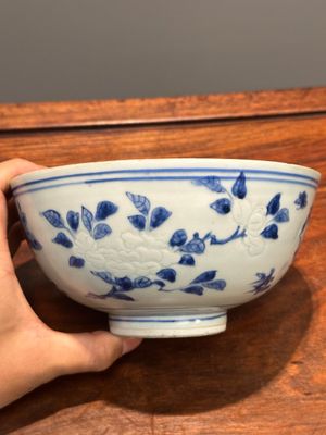 A Chinese blue and white 'Hatcher cargo' bowl with floral design, Transitional period — photo 6