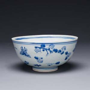 A Chinese blue and white 'Hatcher cargo' bowl with floral design, Transitional period — photo 3