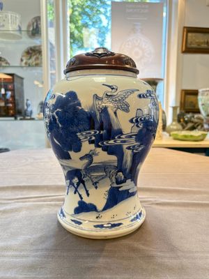 A Chinese blue and white 'He Lu Tong Chun 鶴鹿同春' vase and a wooden cover, Kangxi — 照片 1