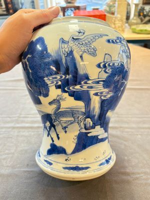 A Chinese blue and white 'He Lu Tong Chun 鶴鹿同春' vase and a wooden cover, Kangxi — 照片 2