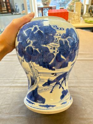 A Chinese blue and white 'He Lu Tong Chun 鶴鹿同春' vase and a wooden cover, Kangxi — 照片 5