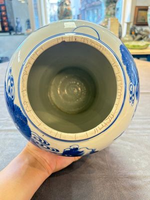 A Chinese blue and white 'He Lu Tong Chun 鶴鹿同春' vase and a wooden cover, Kangxi — 照片 6