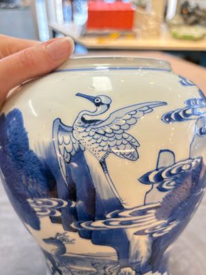 A Chinese blue and white 'He Lu Tong Chun 鶴鹿同春' vase and a wooden cover, Kangxi — 照片 8