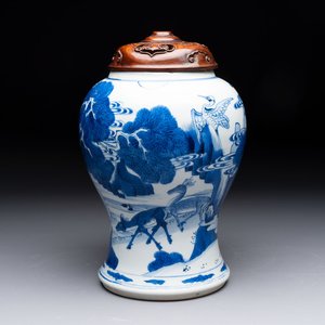 A Chinese blue and white 'He Lu Tong Chun 鶴鹿同春' vase and a wooden cover, Kangxi — 照片 1