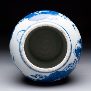 A Chinese blue and white 'He Lu Tong Chun 鶴鹿同春' vase and a wooden cover, Kangxi — 照片 6