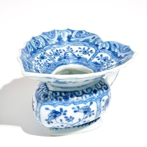 A Chinese blue and white heart-shaped spittoon, Kangxi — 照片 1