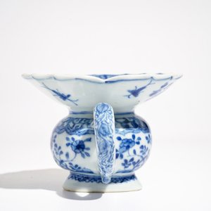 A Chinese blue and white heart-shaped spittoon, Kangxi — 照片 4