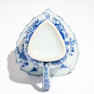 A Chinese blue and white heart-shaped spittoon, Kangxi — 照片 6