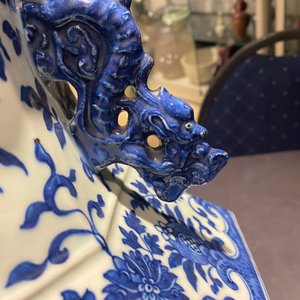 A Chinese blue and white hexagonal 'hu' vase with floral design, Qianlong mark, 19th C. — 照片 16