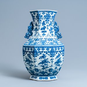 A Chinese blue and white hexagonal 'hu' vase with floral design, Qianlong mark, 19th C. — 照片 3