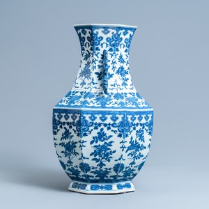 A Chinese blue and white hexagonal 'hu' vase with floral design, Qianlong mark, 19th C. — 照片 4
