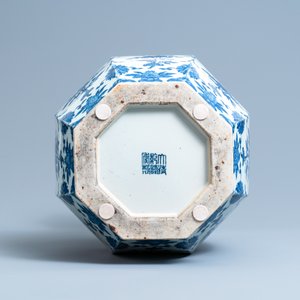 A Chinese blue and white hexagonal 'hu' vase with floral design, Qianlong mark, 19th C. — 照片 5