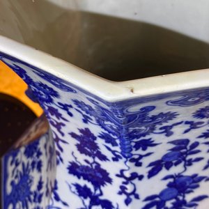 A Chinese blue and white hexagonal 'hu' vase with floral design, Qianlong mark, 19th C. — 照片 7