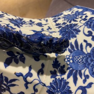 A Chinese blue and white hexagonal 'hu' vase with floral design, Qianlong mark, 19th C. — 照片 10