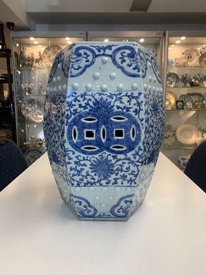 A Chinese blue and white hexagonal 'lotus scroll' garden seat, Qianlong/Jiaqing — foto 1