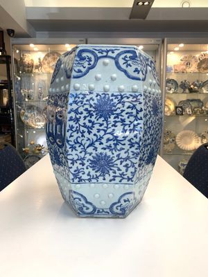 A Chinese blue and white hexagonal 'lotus scroll' garden seat, Qianlong/Jiaqing — foto 2