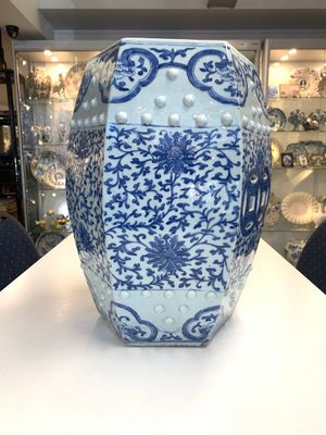 A Chinese blue and white hexagonal 'lotus scroll' garden seat, Qianlong/Jiaqing — foto 3