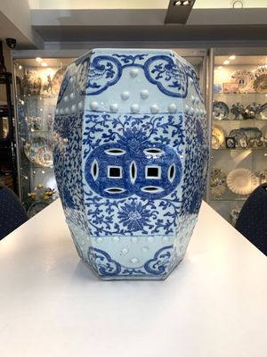 A Chinese blue and white hexagonal 'lotus scroll' garden seat, Qianlong/Jiaqing — foto 4