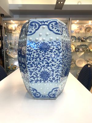 A Chinese blue and white hexagonal 'lotus scroll' garden seat, Qianlong/Jiaqing — foto 5