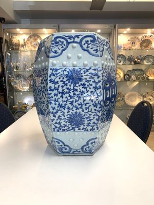 A Chinese blue and white hexagonal 'lotus scroll' garden seat, Qianlong/Jiaqing — foto 6
