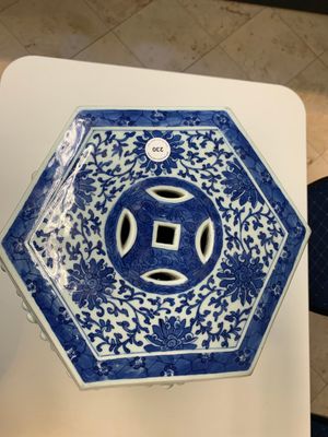 A Chinese blue and white hexagonal 'lotus scroll' garden seat, Qianlong/Jiaqing — foto 7