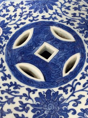 A Chinese blue and white hexagonal 'lotus scroll' garden seat, Qianlong/Jiaqing — foto 8